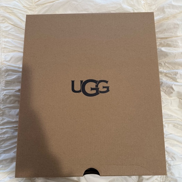 NIB UGG Women’s Classic Short II - Chestnut - Picture 10 of 13